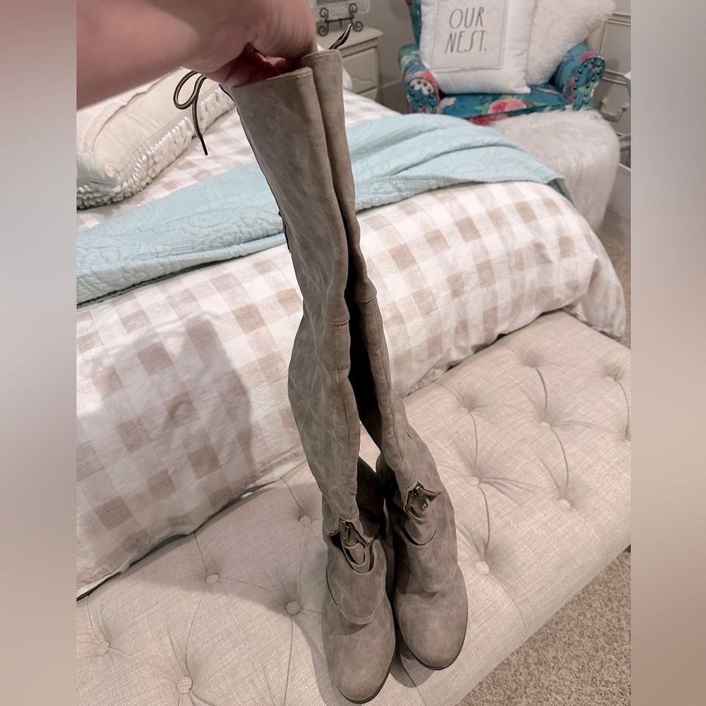 Stylish Tan Women's Boots